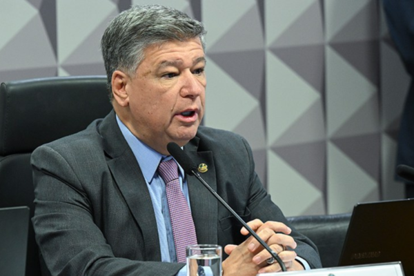 Da TV ao Senado: Carlos Viana busca reeleição após derrotas para prefeito e governador