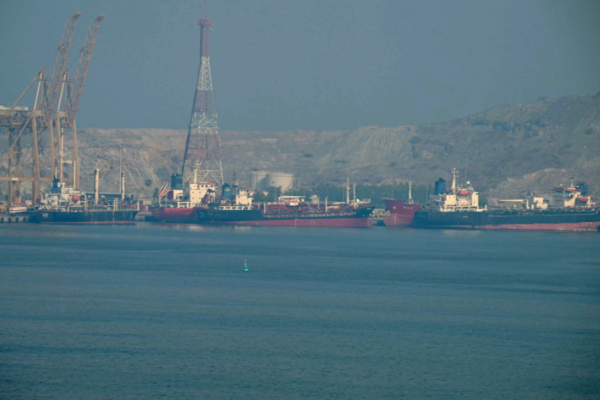 Irã responde ataque dos EUA com ações contra seis navios no Estreito de Ormuz