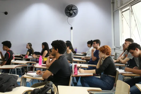 Receita, BC e Câmara dos Deputados têm concursos previstos; veja vagas