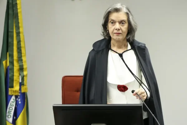 Cármen Lúcia vence o prêmio de intelectual do ano
