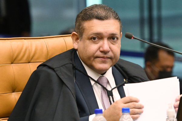 Nunes Marques suspende jingle de Lula contra Flávio que cita Master e ‘rachadinha’