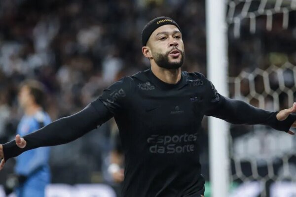 Memphis pede desculpas à torcida do Corinthians após pênalti perdido: ‘Estou de coração partido’