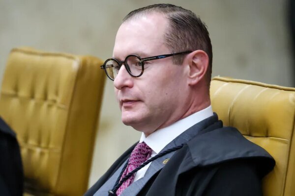Zanin manda PF entregar dados de celular de Vorcaro em seu gabinete