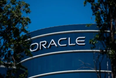 Oracle amplia gastos com demissões em US$ 700 milhões sob pressão para investir em IA