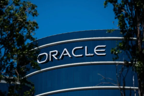 Oracle amplia gastos com demissões em US$ 700 milhões sob pressão para investir em IA