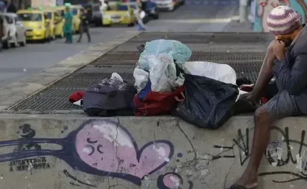Homem passa 15 anos nas ruas, reconstrói a vida e transforma sofrimento em livro