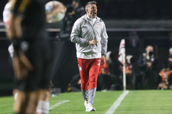 Internacional anuncia demissão do técnico Paulo Pezzolano
