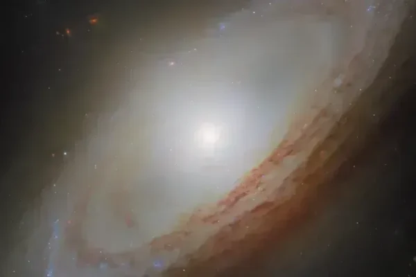 Galáxia fora de sincronia é detectada pelo Telescópio Hubble da Nasa; veja
