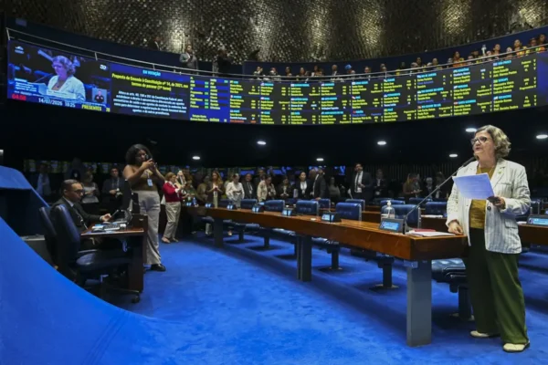 Veja quem votou contra e a favor da PEC pelo fim da escala 6×1 na CCJ do Senado