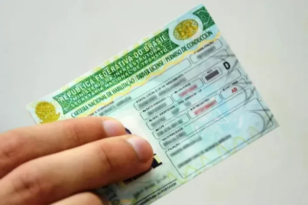 Motoristas com CNH vencida ganham novo prazo após decisão do Contran