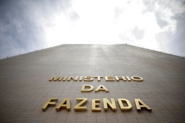 Governo prevê falta de R$ 15,8 bi no caixa de 2028 para políticas públicas