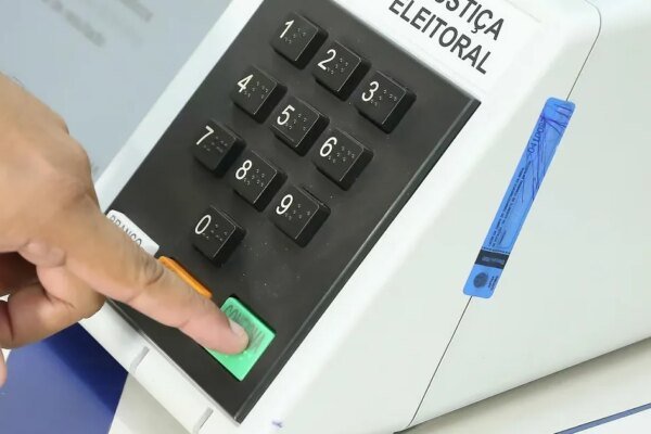 Justiça Eleitoral garante transporte e urnas adaptadas para pessoas com deficiência