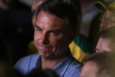 Flávio Bolsonaro tenta deixar Brasil rachadinho com golpe do presidente fantasma