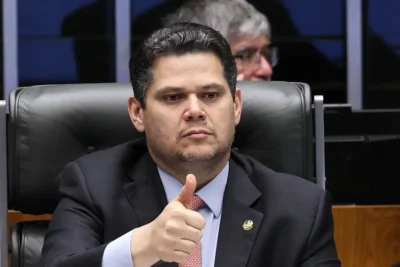 Alcolumbre planeja indulto ou anistia a Bolsonaro por votos pela presidência do Senado