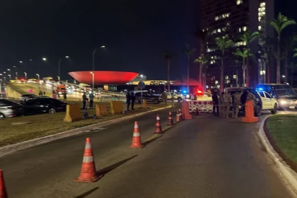 Homem tenta pular grades do STF, joga mochila e aciona operação antibomba