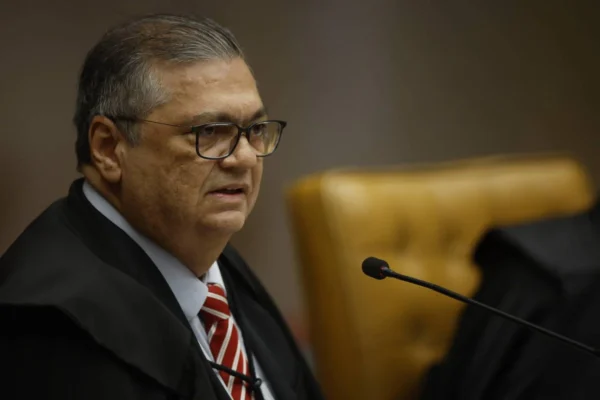 Dino defende Estela Aranha e diz que decisões que interferem em debates são legítimas