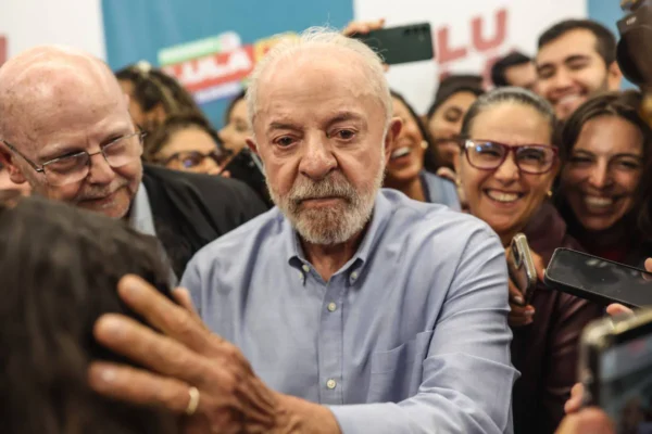 Lula diz que plano de ajuste de Flávio Bolsonaro é para ‘cortar do sangue do povo’