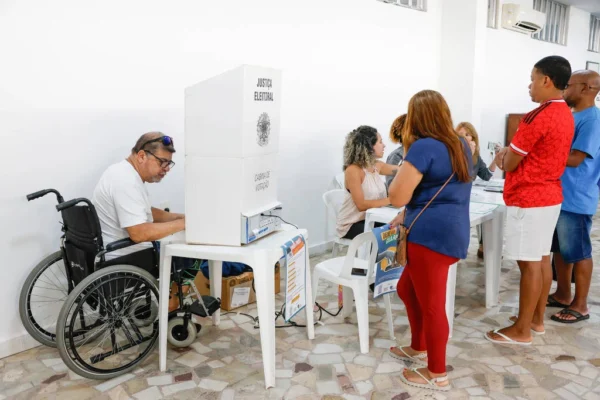 Eleitores com dificuldade de locomoção podem pedir transporte gratuito para votar