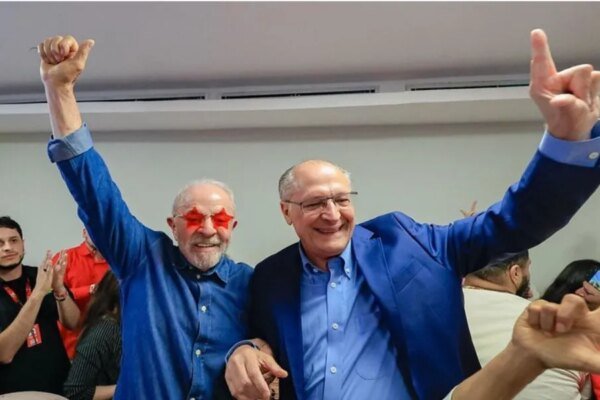 Na Avenida Paulista, Lula diz que quarto mandato é ‘fato histórico que deve ao povo brasileiro’