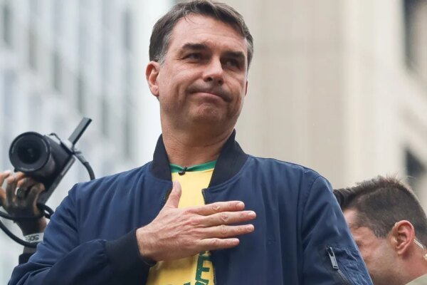 Avião em que estaria Flávio Bolsonaro está a caminho de Miami, mostra site