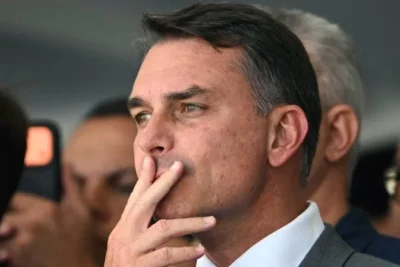 Flávio Bolsonaro é denunciado à PF por crime contra a fé pública em carta golpista