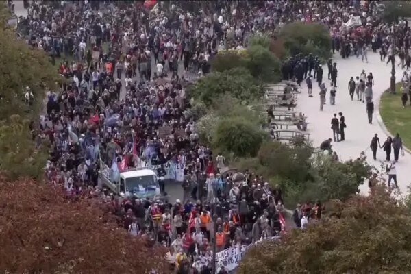 Bloqueios em colégios viram onda de protestos nacionais na França