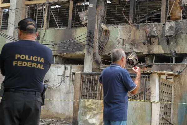 Ministro anuncia novo prédio, extensão de bolsas e equipamentos após incêndio na UFPE