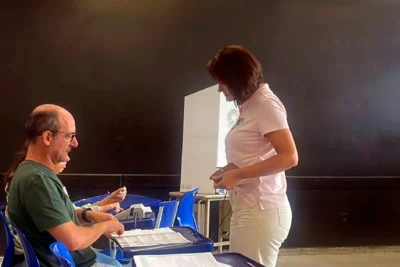 Michelle Bolsonaro evita falar sobre eventual questionamento das urnas: ‘quem tem que falar é o Flávio’