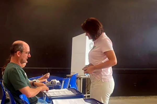 Michelle Bolsonaro evita falar sobre eventual questionamento das urnas: ‘quem tem que falar é o Flávio’