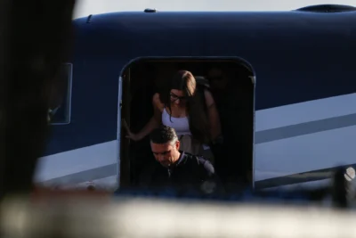Flávio Bolsonaro chega de avião em Miami, nos EUA, após fuga do Brasil