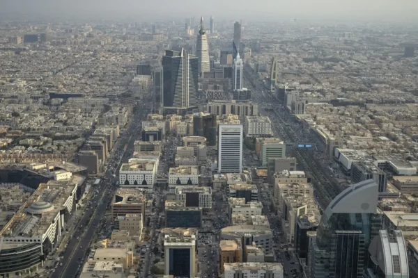 Novo risco ao petróleo com ataque houthi à Arábia Saudita