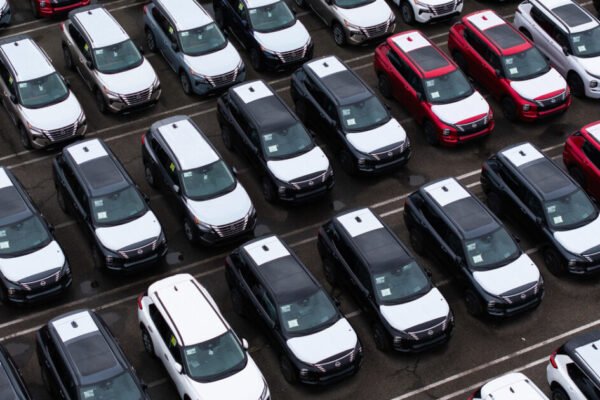 Gasolina mais cara faz americanos voltarem a sedãs e SUVs compactos