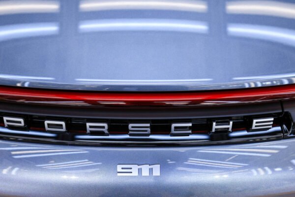 Porsche vai elevar preços em 20% e lançar modelo acima do 911