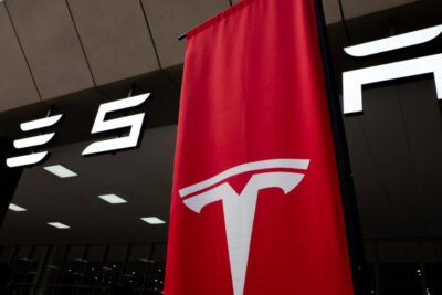 Musk apresenta Tesla que salta sobre carros e promete voar. Falta funcionar para valer