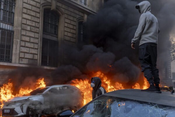 Saques a 50 lojas e prejuízo de US$ 12 milhões. Carrefour cobra proteção após protestos na França