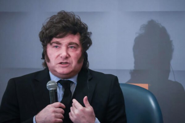 Em revés para Milei, Grupo México desiste de disputa por ferrovias na Argentina
