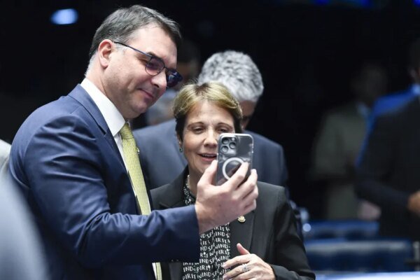 Seis em cada 10 senadores com mandato garantido em 2027 apoiam Flávio