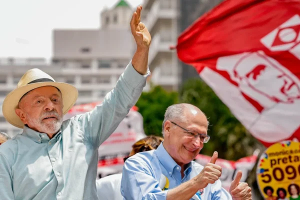 Lula ultrapassa Flávio Bolsonaro e bate recorde de engajamento nas redes