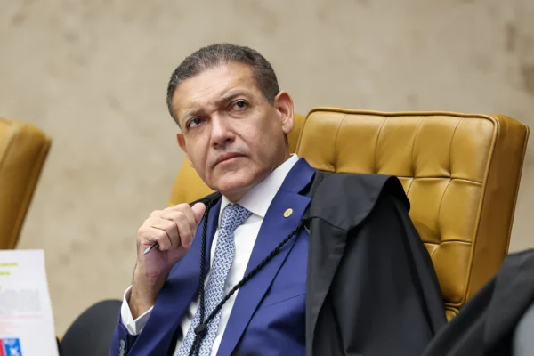 PT avalia pedir suspeição de Kassio; ala do STF diz estar de mãos atadas