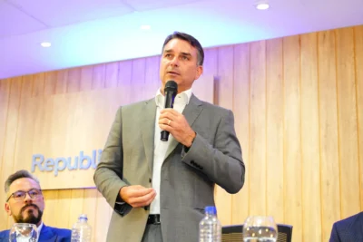 Flávio Bolsonaro é investigado no STF por suspeita de lavagem com advogado do caso INSS