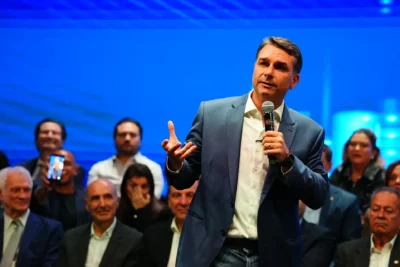 Dino manda PF investigar campanha de Flávio por suspeita de financiamento estrangeiro