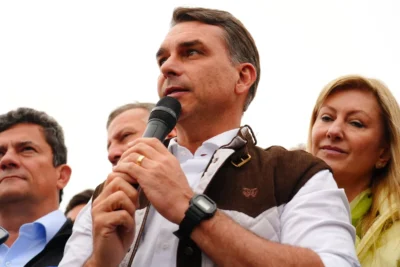 Flávio Bolsonaro tenta interferir na linha editorial do ICL e pede censura ao TSE