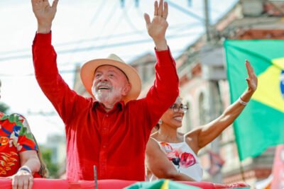 Lula vence Flávio Bolsonaro e é eleito presidente do Brasil