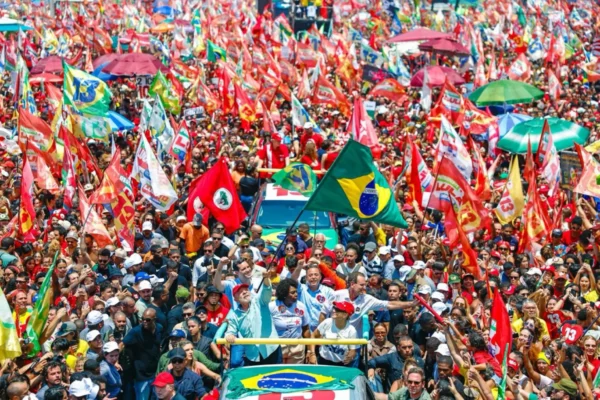 Observadores internacionais enterram suspeitas sobre eleição no Brasil