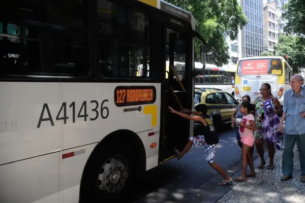 Tarifa zero nos ônibus aos fins de semana pode reduzir inflação em 0,25 ponto, diz economista