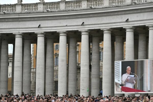 Papa saúda multidão no Vaticano pela primeira vez desde cirurgia de câncer