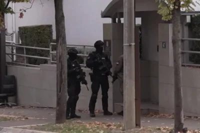 Policial mata homem com faca em frente à embaixada de Israel na Sérvia