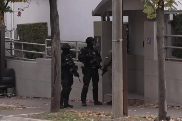Policial mata homem com faca em frente à embaixada de Israel na Sérvia