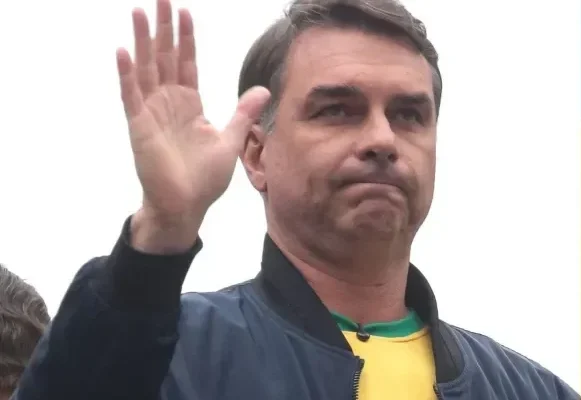 Flávio Bolsonaro diz que não irá ao debate na Band, e emissora afirma que púlpito ficará vazio