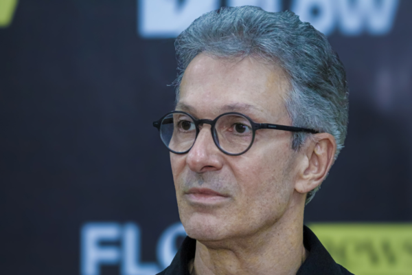 Campanha de Flávio mantém pressão por desistência de Zema, mas aliados não veem recuo